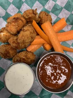 Boneless wings with carrots, ranch and a cup of sauce